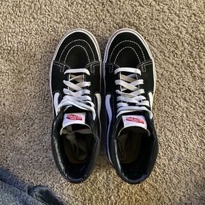 Black Sk8-Hi Vans